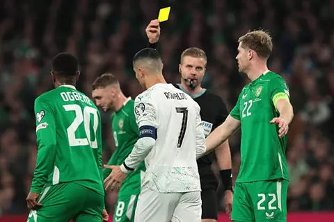 صاحب واقعة طرد رونالدو.. جلين نيبيرج حكمًا لمباراة قطر وفلسطين في افتتاح كأس العرب